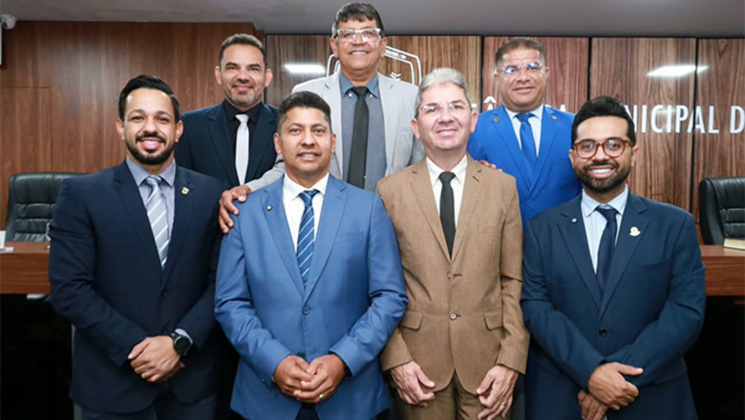   Reeleito para a Presidência da Câmara, Genilson Alves destacou, em seu discurso, a responsabilidade de receber novamente a confiança dos parlamentares, reafirmou o compromisso de dar continuidade ao trabalho desenvolvido à frente da Casa e assegurou a continuidade de uma gestão democrática e eficiente.  “A Câmara Municipal é uma Casa plural. É uma Casa democrática. É uma Casa que tem trabalho, que tem serviço prestado e que tem uma responsabilidade enorme com o povo de Mossoró”, declarou.
