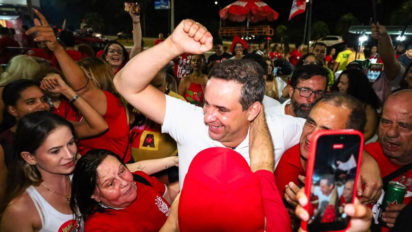   O petista Cadu de Lula garantiu vaga no segundo turno da disputa pelo governo do Rio Grande do Norte ao somar 36,16% dos votos válidos (718 mil votos). Em ato com apoiadores no Ponto Sete, em Natal, o candidato celebrou o resultado ao lado da governadora Fátima Bezerra e mirou a etapa final da campanha contra Allyson Bezerra (União). No discurso, o postulante convocou a militância para intensificar as ações nas ruas e reafirmou que sua estratégia prioritária será a nacionalização do debate com o apoio do presidente Lula.