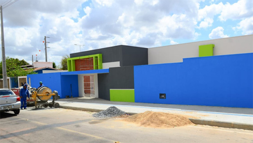   Localizada na rua Antônio Câmara, a unidade possui 942,64 m² de área construída. A nova estrutura tem capacidade para atender cerca de 600 alunos do 1º ao 9º ano, contando com salas de aula modernas, refeitórios e uma estrutura feita sob medida para a inclusão, atendendo a todas as crianças e adolescentes.  “Estamos concluindo o serviço de acabamento aqui, instalação de alguns pontos cruciais como parte da acessibilidade, placas de Braille, mapa tátil e finalizando pontos de pintura. Acredito que em breve a gente consiga entregar para a comunidade esse prédio”, explicou o engenheiro da obra, Jaedem Nogueira.