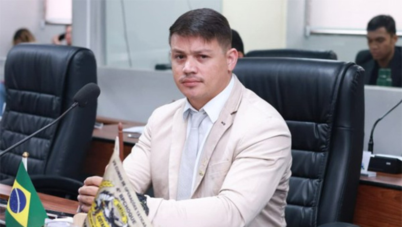   O vereador havia sido eleito em 2024 com 1.766 votos e deixou o MDB para ingressar no PL com o objetivo de disputar as eleições para deputado federal. Como a legislação eleitoral estabelece que o mandato pertence ao partido e não ao candidato, Cabo Deyvinson perdeu o mandato de vereador. Em relação à campanha para a Câmara dos Deputados, ele obteve uma votação expressiva de 100.795 votos, mas o desempenho não foi suficiente para elegê-lo.