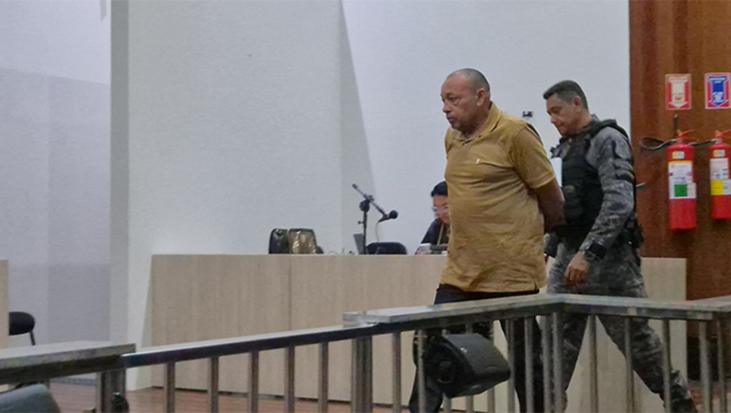   O Tribunal do Júri Popular da Comarca de Mossoró condenou o agricultor Antônio de Sousa Oliveira, de 58 anos, a 23 anos e 9 meses de prisão por cortar a garganta da dona de casa Dirlene Caetano dos Santos e tentar matar Francisco Arizonar Vieira com três facadas.  Os crimes ocorreram por volta das 20h do dia 22 de dezembro de 2019, no Assentamento Campestre, na zona rural de Governador Dix-Sept Rosado (RN). Após o ocorrido, Antônio Pernambucano, como é mais conhecido, fugiu do distrito da culpa.