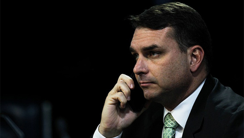   Por isso ele crava ser contra a reeleição. A ideia é bem vista nos meios político e empresarial. Porque acaba com reeleição e une no mesmo ano os pleitos municipais, estaduais e nacional. Uma boa economia, e menos desgaste político, menos politização judicial. Mas uma vez na poltrona, a História pode ser outra... Ontem, ele já começou a citar que tudo vai depender do Congresso Nacional. A conferir... Veja mais na COLUNA ESPLANADA