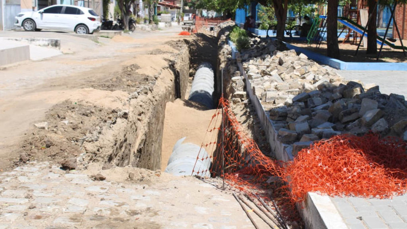   Para pôr fim aos antigos problemas de alagamento no entorno da Praça da Ilha de Santa Luzia, a Prefeitura de Mossoró realiza obras de drenagem na Rua General Péricles. O projeto de infraestrutura subterrânea conta com 250 metros de tubulação e 11 pontos de captação que vão direcionar a água da chuva com segurança até o Rio Mossoró. A intervenção protegerá as margens do canal contra a erosão e vai melhorar o acesso a locais movimentados do bairro, como a UBS Antônio Camilo e a quadra comunitária.