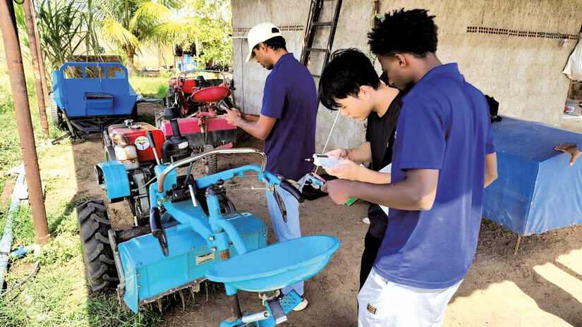   Estudo científico em Apodi (RN), desenvolvido em parceria com a China, aponta alta de 80% no rendimento do trabalho com uso de pequenas máquinas no semiárido. A introdução de novas tecnologias surge como alternativa para combater a histórica falta de insumos na região e frear o esvaziamento do interior. Especialistas apontam que a redução do esforço físico extremo também viabiliza a inclusão das mulheres e atrai novas gerações para a lavoura.