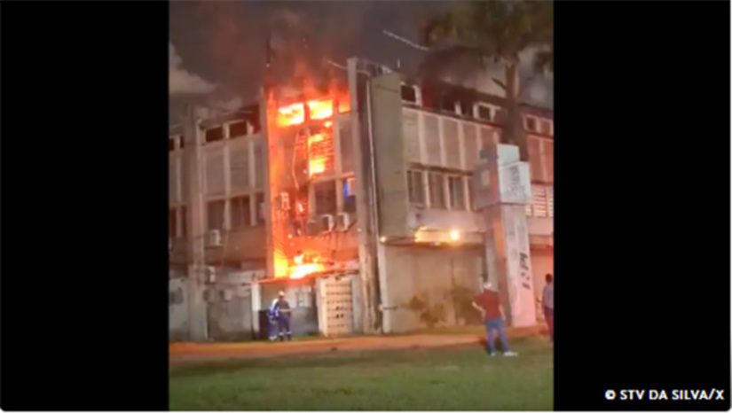   O incêndio que atingiu um prédio no campus Recife da Universidade Federal de Pernambuco (UFPE), na noite desta quarta-feira (7), causou um prejuízo estimado em cerca de R$ 100 milhões, segundo o reitor da instituição, Alfredo Gomes. A informação foi divulgada em entrevista coletiva na manhã desta quinta-feira (8). Nesta quinta-feira, 8, a Polícia Federal iniciou as investigações. Para realizar as perícias, fez uso de um robô anti-bombas.