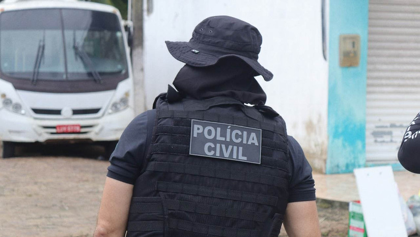   A Polícia Civil do Rio Grande do Norte investiga um conselheiro tutelar de 28 anos por falsidade ideológica e denunciação caluniosa tentada, após o uso da estrutura do órgão para enviar uma denúncia falsa contra uma adolescente e sua família. A Justiça determinou o afastamento cautelar do investigado e concedeu medidas protetivas às vítimas.