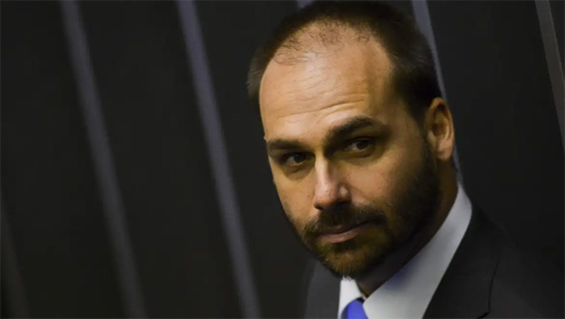   O ministro Alexandre de Moraes, do Supremo Tribunal Federal, determinou a expedição de mandado de prisão e o cancelamento dos passaportes do ex-deputado federal Eduardo Bolsonaro, após o trânsito em julgado de sua condenação a quatro anos e dois meses por coação no curso do processo. A Corte considerou provado que ele articulou sanções dos Estados Unidos contra ministros do STF para tentar livrar o pai, Jair Bolsonaro, de investigações sobre uma trama golpista.