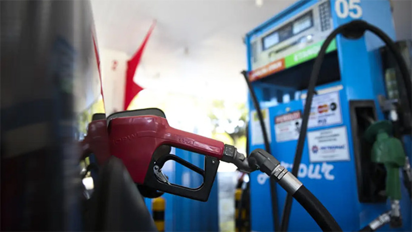   Novas ações terão custo adicional de R$ 5,2 bilhões em 30 dias. Com a decisão, a redução tributária sobre a gasolina passa de R$ 0,63 para R$ 0,89 por litro, zerando as alíquotas de PIS/Pasep, Cofins e Cide-Combustíveis. A medida vale por 30 dias, com possibilidade de revisão ou prorrogação.  Além da gasolina, o pacote contempla a manutenção de benefícios ao etanol hidratado e o reforço da subvenção ao diesel importado.