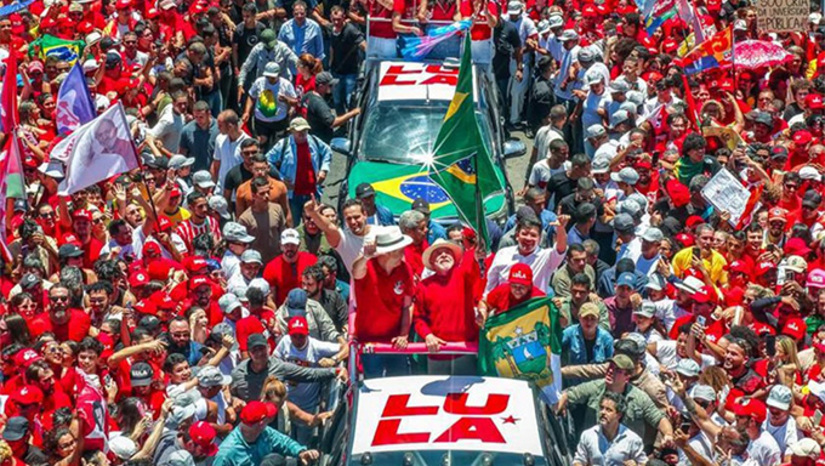    Lula reuniu seus próximos numa reunião há dias no Palácio da Alvorada, entre eles o senador Jaques Wagner (PT-BA), o Galego, com quem se aconselha há 40 anos. Participaram também Alexandre Padilha, Rui Costa, Miriam Belchior e a primeira-dama Janja. Com exceção da esposa, que dá pitaco em tudo, Jaques foi o único que teve coragem de falar. Citou em suar muito a camisa para virar o jogo eleitoral neste 2º turno. É o que o presidente faz, meteu os pés na rua. Veja mais na COLUNA ESPLANADA
