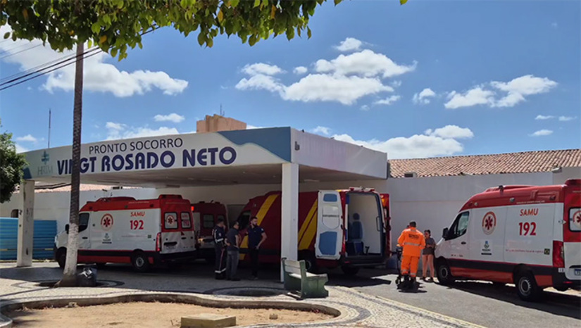   As duas crianças já se encontram no HRTM, em Mossoró-RN. O acidente aconteceu na comunidade de Camurim. As primeiras informações, são de que as crianças estavam se deslocando da comunidade de Lagoa de Paus, onde moram, no ônibus escolar e quando estavam chegando à escola, ao descerem, o veículo teria começado a se deslocar e atropelado as duas. Um menina de 5 anos teria sido arrastada pelo veículo e ficado com as pernas esmagadas. Um menino de 4 anos ficou com escoriações pelo corpo. Estamos apurando mais informações.