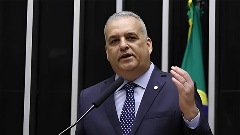   Desesperado para tentar virar o jogo eleitoral, o PT ligou o dane-se e entrou no modo vale-tudo na campanha eleitoral. Na segunda-feira (12), o programa de rádio do partido acusou o vice de Flávio, Alfredo Gaspar (PL), de estupro de vulnerável de 13 anos. Essa fake news ainda roda, mesmo ele inocentado pelo STF e depois de a senadora Soraya (PSB-MS) e o deputado Lindberg (PT-RJ) serem processados pela mentira.