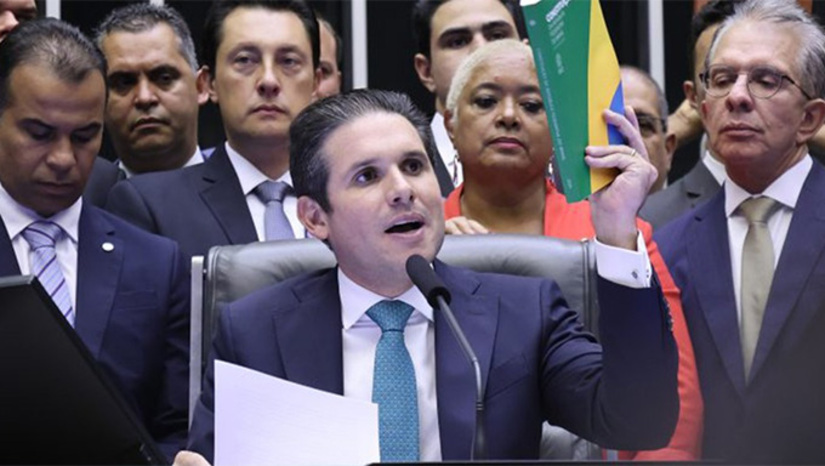   Independentemente do presidente eleito na noite do dia 25 de outubro, o presidente da Câmara, deputado Hugo Motta (Rep-PB), se articula para se manter na poltrona a partir de fevereiro – mesmo com a força significativa do PL, que terá uma bancada inédita de 121 deputados. Há sinais pró-Motta. Líder do PSD na Casa, o reeleito Antônio Brito (BA) o chamou para papo com a bancada na tarde da terça-feira e praticamente fechou apoio a Motta. O PSD elegeu 43 deputados, e o Republicanos tem 41 a partir de 2027. O Progressistas com 41 está na fila para analisar o cenário, só espera a eleição do presidente. E o PL não precisa de ninguém, há indicativos de que vai bater pé no tapete verde para conquistar a cadeira.  Veja mais na COLUNA ESPLANADA