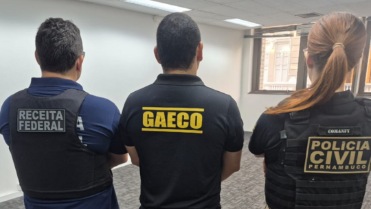   Três alvos da Operação Conto da Sorte confessam crimes e fecham acordo com o Ministério Público. Esquema clonava sites do governo e usava empresa fantasma para camuflar fraudes em apostas na internet. Promotores aplicam medida jurídica consensual que acelera punição e exige planos de integridade. Rombo financeiro envolve lavagem de dinheiro, crimes de consumo e uso de laranjas de baixa renda.