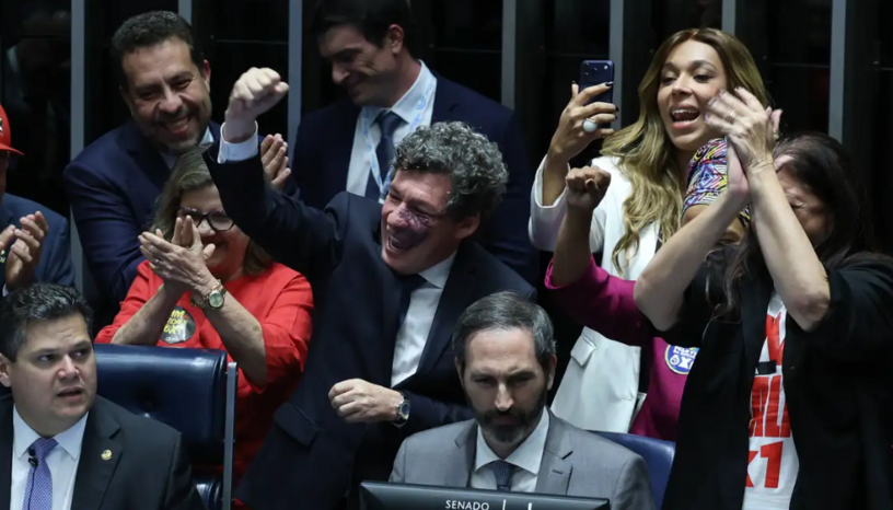   Nova regra reduz o limite máximo da jornada semanal das atuais 44 horas para 40 horas em até 14 meses. Empresas deverão adotar limite intermediário de 42 horas já nos primeiros 60 dias após a oficialização. Sessão solene também institui aposentadoria especial com idade mínima diferenciada para agentes de saúde