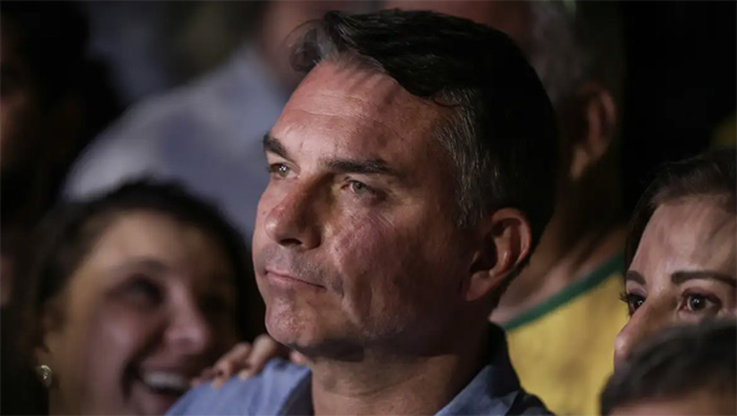   As relações do candidato com o ex-banqueiro Daniel Vorcaro também foram exploradas na entrevista. Ele continuou afirmando que tudo relacionado ao dinheiro dado por Vorcaro (cerca de R$ 60 milhões) para, supostamente, financiar o filme Dark Horse, já havia sido esclarecido.  Flávio explicou que chegou ao nome de Daniel Vorcaro como financiador do filme enquanto prospectava vários possíveis investidores. “E ele concordou quando não havia nada de errado [com o banco]”. O candidato, no entanto, continuou cobrando dinheiro a Vorcaro mesmo depois de reveladas as suspeitas de fraude no Master.