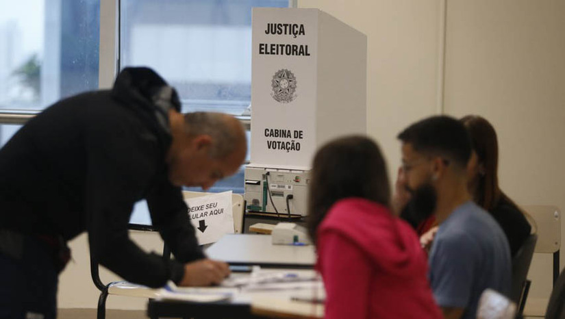   O eleitor que não votou no primeiro turno das Eleições Gerais de 2026, em 4 de outubro, pode participar normalmente do segundo turno, marcado para o próximo domingo, 25 de outubro.   A ausência na primeira etapa não impede a participação na segunda fase, desde que a situação eleitoral esteja regular. Isto porque cada turno é considerado uma eleição independente.