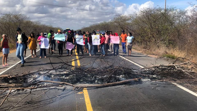   Manifestação na comunidade rural do Sítio Piquiri, localizada entre os municípios de Mossoró e Areia Branca, interrompeu completamente o tráfego nos dois sentidos da rodovia federal; o protesto pacífico mobilizou equipes da Polícia Rodoviária Federal e do Corpo de Bombeiros, que negociaram a liberação da via após a promessa de uma reunião formal de conciliação entre o órgão de trânsito e as lideranças locais.