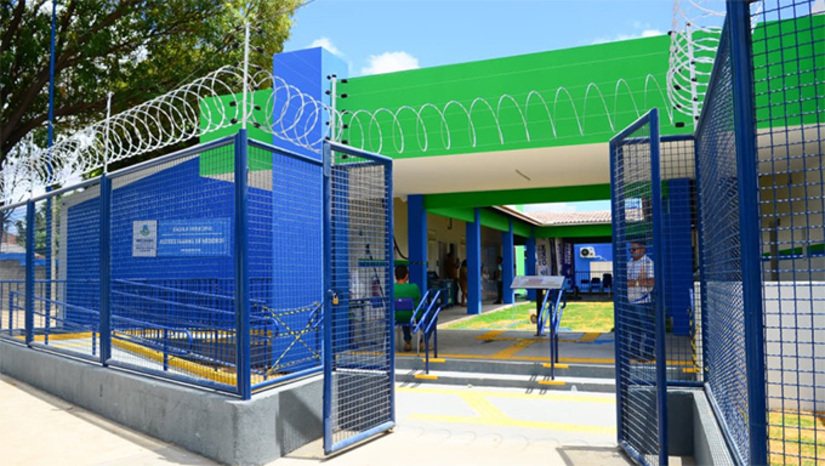   A obra realizada na Escola Municipal Alcides Manoel de Medeiros contemplou serviços de manutenção predial preventiva e corretiva, com o objetivo de solucionar problemas estruturais, prevenir danos futuros e proporcionar um ambiente mais seguro, acessível e adequado ao desenvolvimento das atividades educacionais.  Com área construída de 927,87 metros quadrados, a escola dispõe de nove salas de aula, sala de Atendimento Educacional Especializado (AEE), sala dos professores, secretaria, direção, depósito, despensa, espaço para material de limpeza, arquivo, cozinha e banheiros comuns e acessíveis. A intervenção incluiu a ampliação de duas novas salas de aula, aumentando a capacidade de atendimento da unidade.