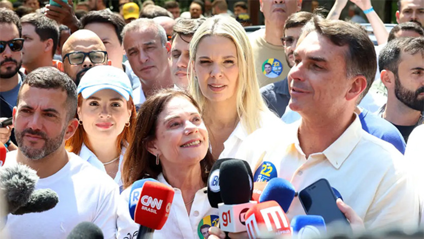   A despeito das pesquisas de intenções de votos apontarem sua vitória – de todas divulgadas, só uma acertou o cenário do 1º turno – o alerta foi dado: ele deve parar com dancinhas e provocações gratuitas. Alguns aliados citaram que Lula estava “morto” e condenado numa cela, saiu de lá e se elegeu presidente novamente. Veja mais na COLUNA ESPLANADA