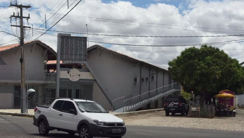   Nova estrutura no bairro Aeroporto centraliza investigações, delegacias de homicídios e divisões especializadas para otimizar o atendimento na região Oeste potiguar. Sede temporária terá funcionamento imediato da Delegacia de Plantão e da Central de Flagrantes, enquanto as demais delegacias distritais e da Mulher seguem em prédios separados. Estado também oficializou nesta terça-feira (20) a posse de 139 novos servidores, entre delegados, agentes e escrivães, que vão reforçar os quadros da corporação. Gestão estadual anunciou que os recursos do Fundo Nacional de Segurança Pública já estão assegurados para a futura construção de uma sede própria definitiva na cidade.