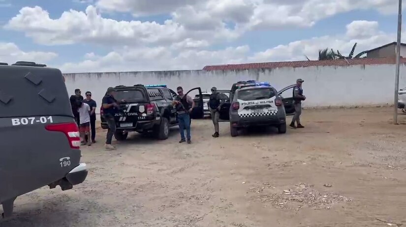   Vítimas aguardavam decisão de tribunal do crime em Pau dos Ferros após foto em rede social. Operação conjunta prendeu homem em flagrante enquanto ele fazia videochamada com comparsas. Um adolescente de 16 anos foi apreendido e um revólver com dezenas de munições foi recolhido.