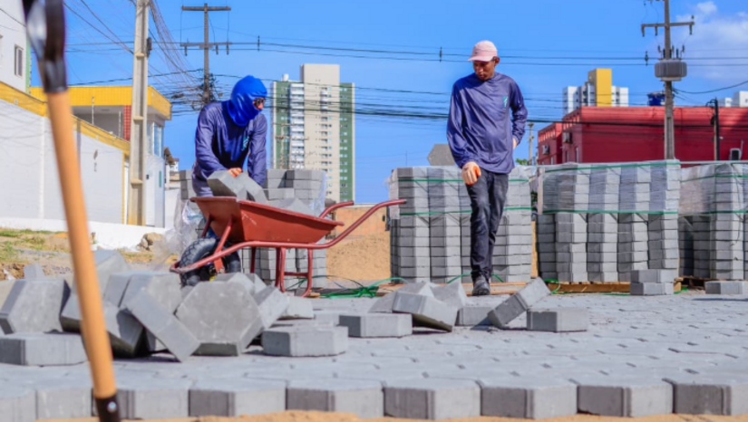   Intervenções nas ruas Eufrásio Oliveira e Francisco de Assis buscam melhorar o tráfego local. No bairro Bela Vista, equipes iniciaram o assentamento de blocos de piso intertravado de concreto. Já no Alto da Conceição, nova etapa de calçamento atende ao entorno de unidade educacional.