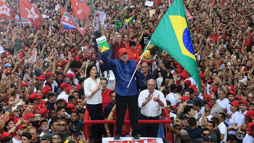   Venceu nas urnas o senador Flávio Bolsonaro, que após receber o resultado das eleições entrou num avião com destino aos Estados Unidos. Com mais de 98,2% das urnas apuradas, Lula obteve 51,75% dos votos válidos, o equivalente a 64.060.863 votos em uma campanha que tomou fôlego no segundo turno, a partir de uma reação nas redes sociais liderada pelo deputado federal Janones e de manifestações de rua liderado por estudantes, professores e artistas, que acordaram a partir da votação do Lula conseguiu no primeiro turno, revelando a possiblidade de um apoiador de miliciano vencer as eleições para presidente.