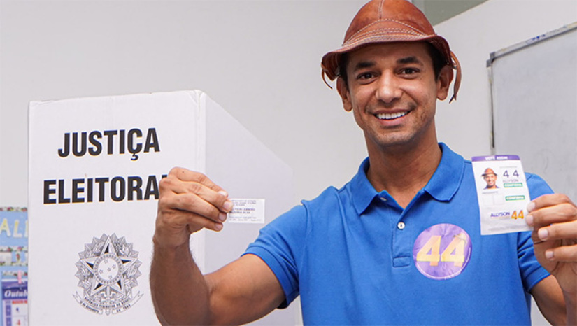   ​Na ocasião, ele também agradeceu ao seu vice de chapa, Hermano Morais (MDB), além dos parlamentares, lideranças políticas e equipes de apoio que se empenharam ao longo da campanha nos 167 municípios do estado.  Allyson reforçou que sua dedicação ao Rio Grande do Norte e o compromisso com o futuro do povo potiguar seguem firmes para os próximos desafios. Ao seu adversário, Cadu Xavier, Allyson Bezerra desejou uma ótima gestão pelo Rio Grande do Norte.