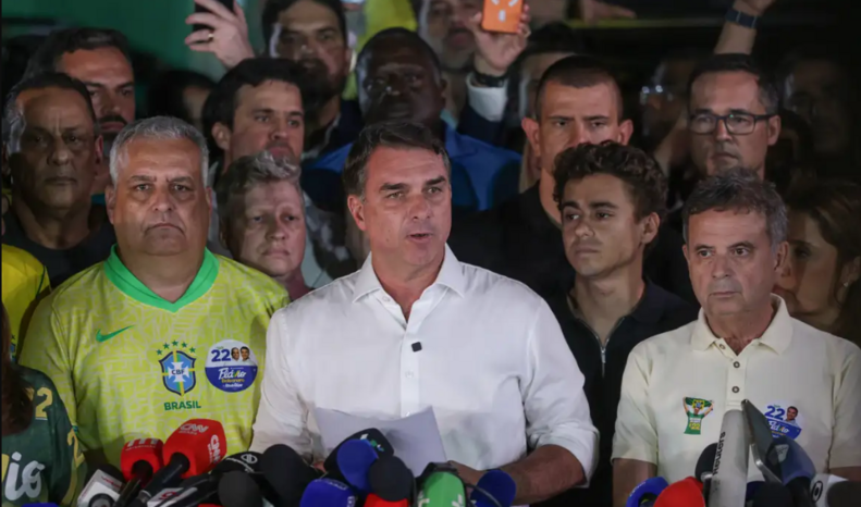   Candidato do PL questiona prorrogação do horário de votação decretada pelo STF. A decisão de estender o prazo atendeu a pedidos das duas campanhas presidenciais. O Presidente do TSE parabeniza petista e telefona para reconhecer votação de senador.  O Ministro Edson Fachin defende respeito à soberania da vontade manifestada nas urnas.
