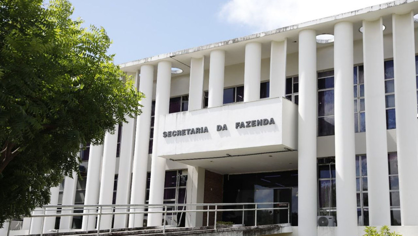   Medida atualizada por decreto estadual busca recuperar créditos tributários de ICM e ICMS vencidos até junho deste ano e que ainda não foram inscritos em Dívida Ativa. Contribuintes interessados em regularizar a situação fiscal junto ao Fisco potiguar têm até o dia 30 de novembro para formalizar a adesão ao programa. Abatimentos sobre juros e multas variam conforme o número de parcelas escolhido, com possibilidade de quitação do saldo devedor em até 60 mensalidades sucessivas. Todo o processo de simulação, adesão e emissão das guias de recolhimento deve ser realizado de forma digital pela plataforma da Oficina Virtual.