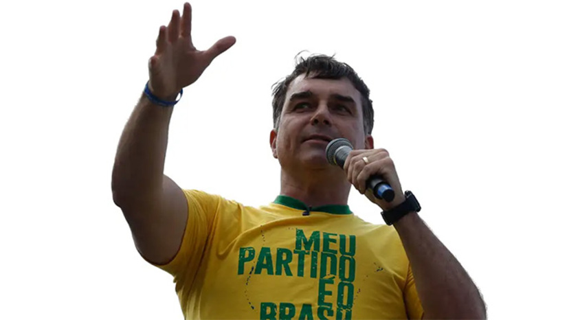   Simón Levy afirmou que fuga foi articulada por Marco Rubio. "Como relatei há algumas horas, Flávio Bolsonaro chegou em segurança aos Estados Unidos. O cérebro por trás dessa operação é o Secretário de Estado dos EUA Marco Rubio. Dos Estados Unidos, livre e seguro, Flávio liderará a oposição contra Lula", escreveu.