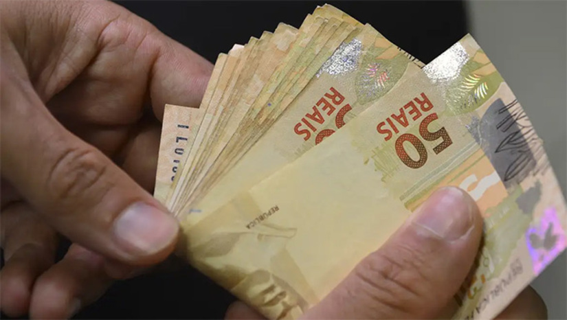   O relatório do BC mostra ainda que o comprometimento da renda com dívidas no cartão aumentou em todas as faixas salariais. Entre os que recebem até dois salários mínimos, grupo que reúne 61,2 milhões de pessoas, o comprometimento total chegou a 42% da renda em junho de 2026.