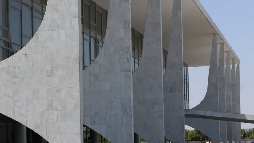   Em coletiva de imprensa, o ministro do Trabalho, Luiz Marinho, disse que o governo estuda a criação de uma “lista suja” de empresas que cometem assédio eleitoral no Brasil, incluindo pressão ou demissão por conta de opção política. Segundo ele, a empresa que cometer essa ilegalidade vai sofrer sanções de restrição de créditos públicos. 