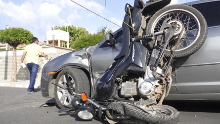   Vendedor fica ferido após colisão carro com moto no Nova Betânia