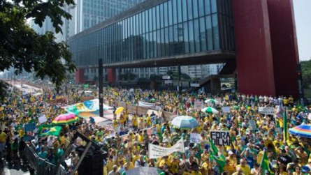   Protestos contra Dilma fracassam e #AceitaDilmaVez  bomba  no Twitter