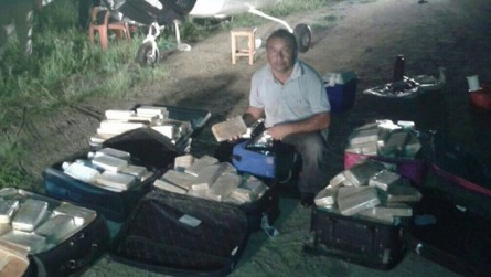   Polícia apreende avião com 350 kg de droga e prende 4 no interior do Ceará
