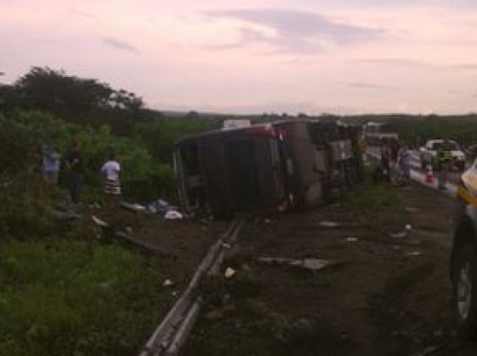   Ônibus da banda Garota Safada tomba em estrada do Ceará