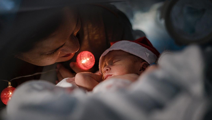 Imagem 1 -  No Ceará, bebês são fotografados na UTI com gorrinhos e luzes natalinas