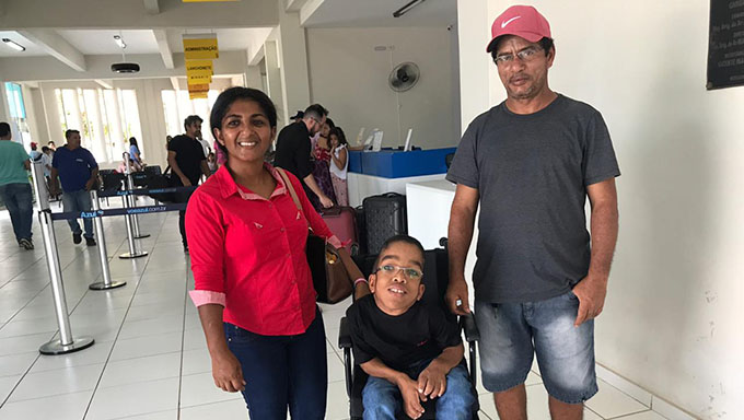 Imagem 1 -  Jovem paciente da LMECC realiza sonho de viajar de avião