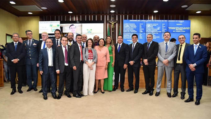 Imagem 1 -  Governadora entrega a deputados 1º projeto de recuperação fiscal