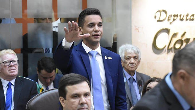 Imagem 1 -  Emoção marca posse do deputado Allyson Bezerra;  "Vou honrar cada voto", diz