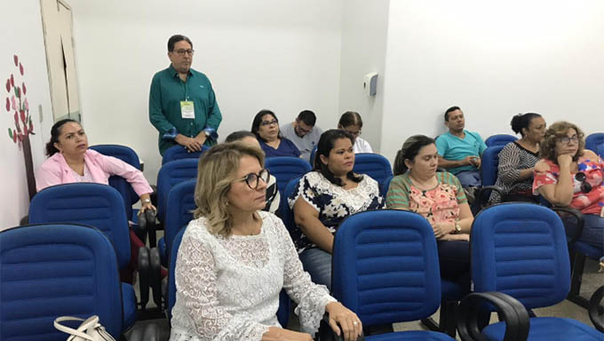 Imagem 1 -  Servidores do HRTM recebem treinamento para transplante de córneas