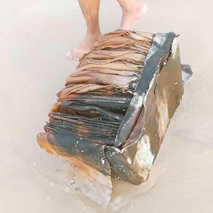 Imagem 1 -  Pacotes misteriosos que apareceram nas praias são de um derivado de petróleo