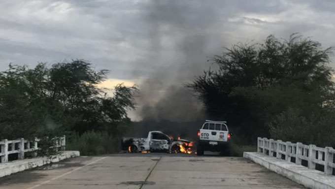 Imagem 1 -  Quadrilha fecha rodovia com caminhões e explode dois carros fortes