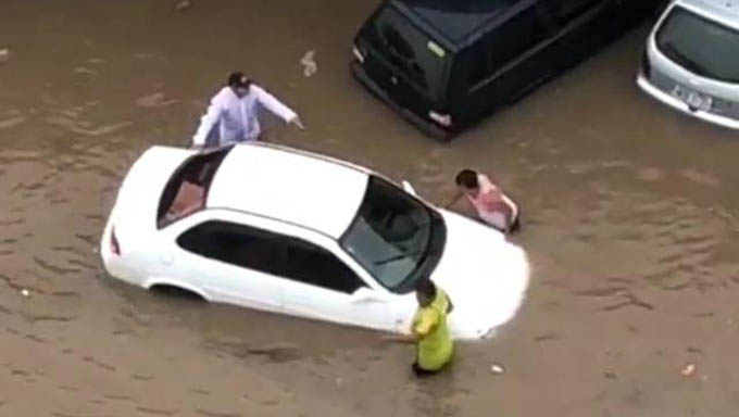 Imagem 1 -  Carros boiando no estacionamento do Diocesano em Mossoró