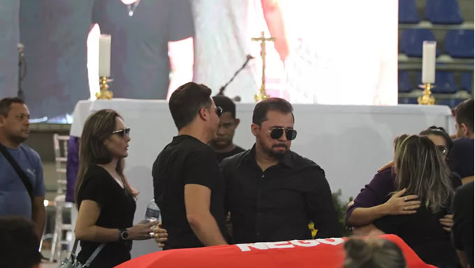 Imagem 1 -  Corpo de Gabriel Diniz é enterrado em cemitério de João Pessoa