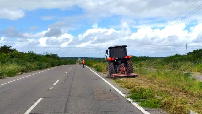 Imagem 1 -  Prefeitura realiza roço na RN-013 entre Tibau e Gangorra
