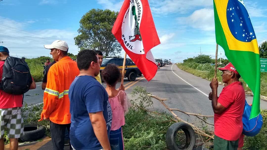 Imagem 1 -  MST bloqueia trecho de acesso a Fortaleza, na BR 304, em Mossoró