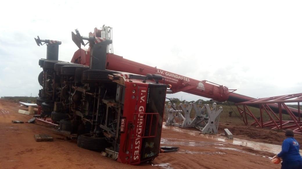Imagem 1 -  Guindaste vira e mata operador no município de  Serra do Mel/RN
